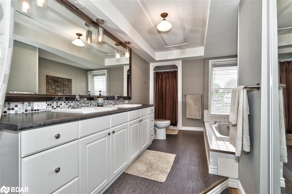 19 Oxford Street, Hamilton, ON - Indoor