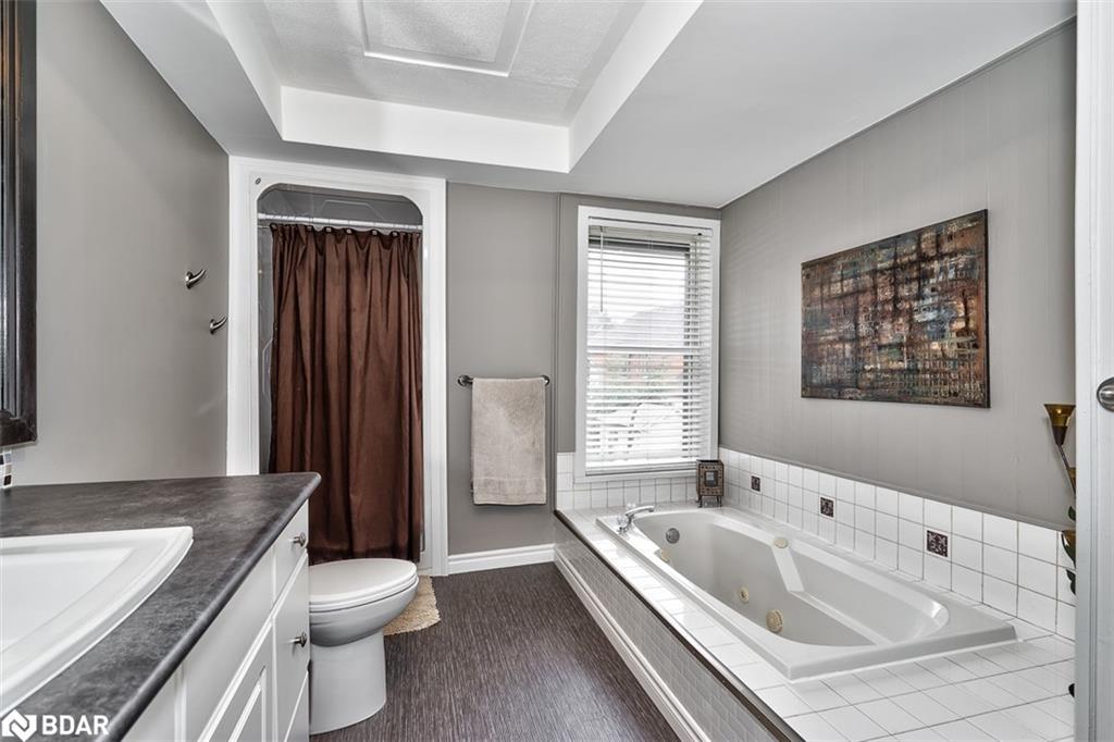 19 Oxford Street, Hamilton, ON - Indoor Photo Showing Bathroom