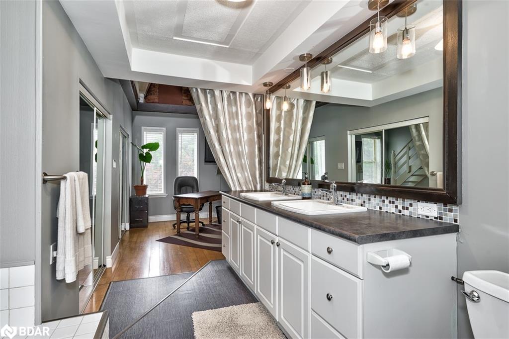 19 Oxford Street, Hamilton, ON - Indoor Photo Showing Bathroom