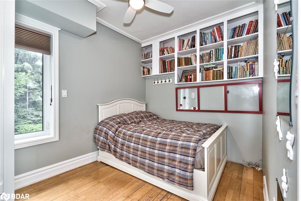 19 Oxford Street, Hamilton, ON - Indoor Photo Showing Bedroom
