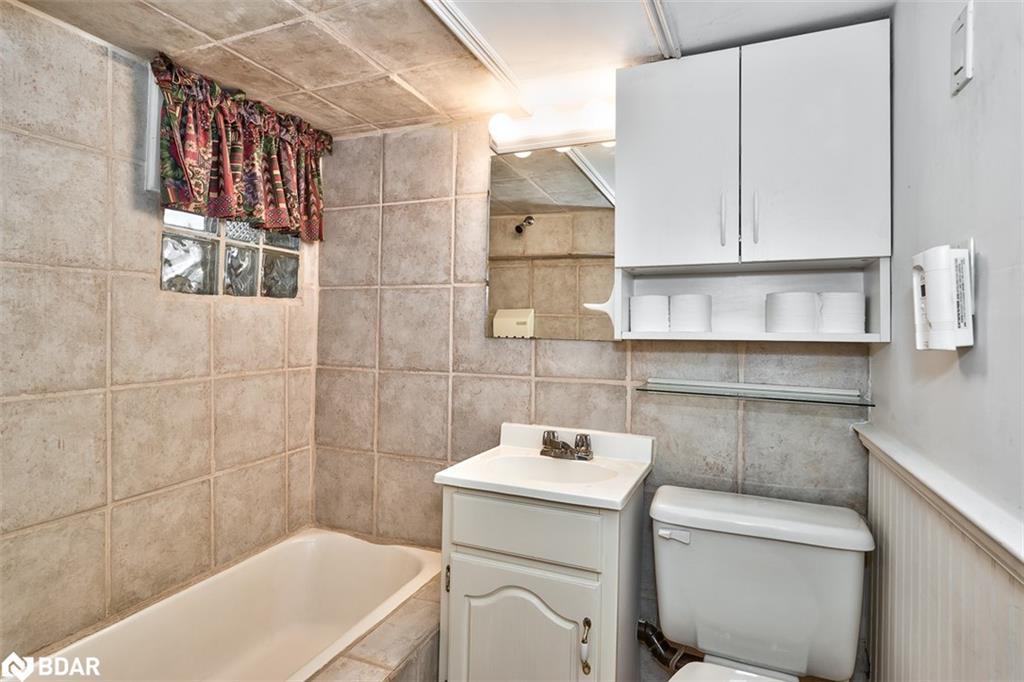 19 Oxford Street, Hamilton, ON - Indoor Photo Showing Bathroom