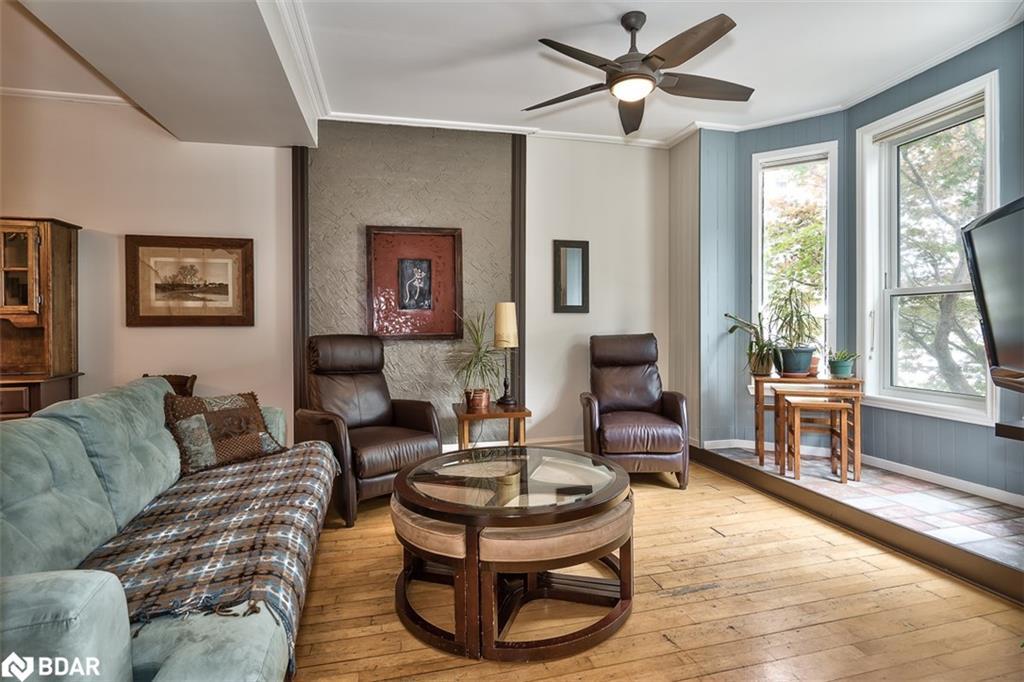 19 Oxford Street, Hamilton, ON - Indoor Photo Showing Living Room