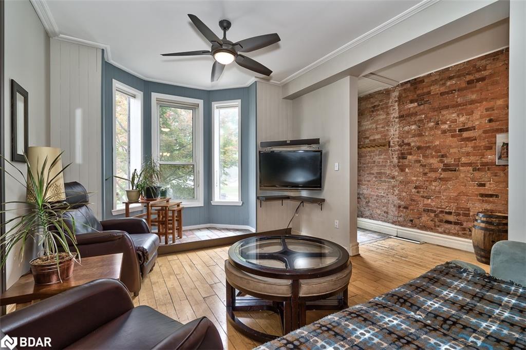 19 Oxford Street, Hamilton, ON - Indoor Photo Showing Living Room