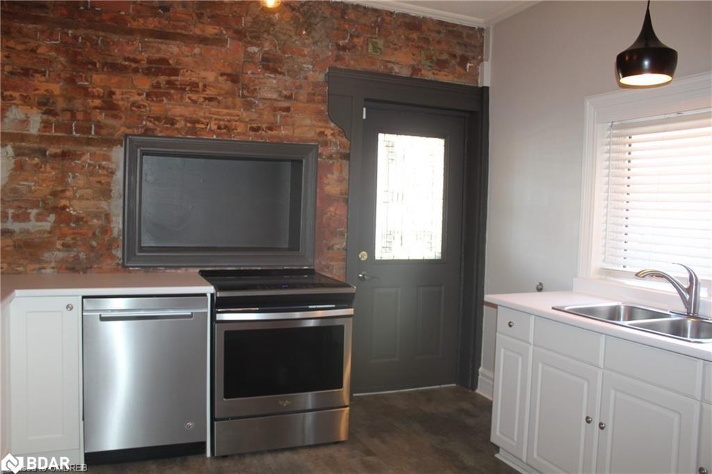 19 Oxford Street, Hamilton, ON - Indoor Photo Showing Kitchen With Double Sink