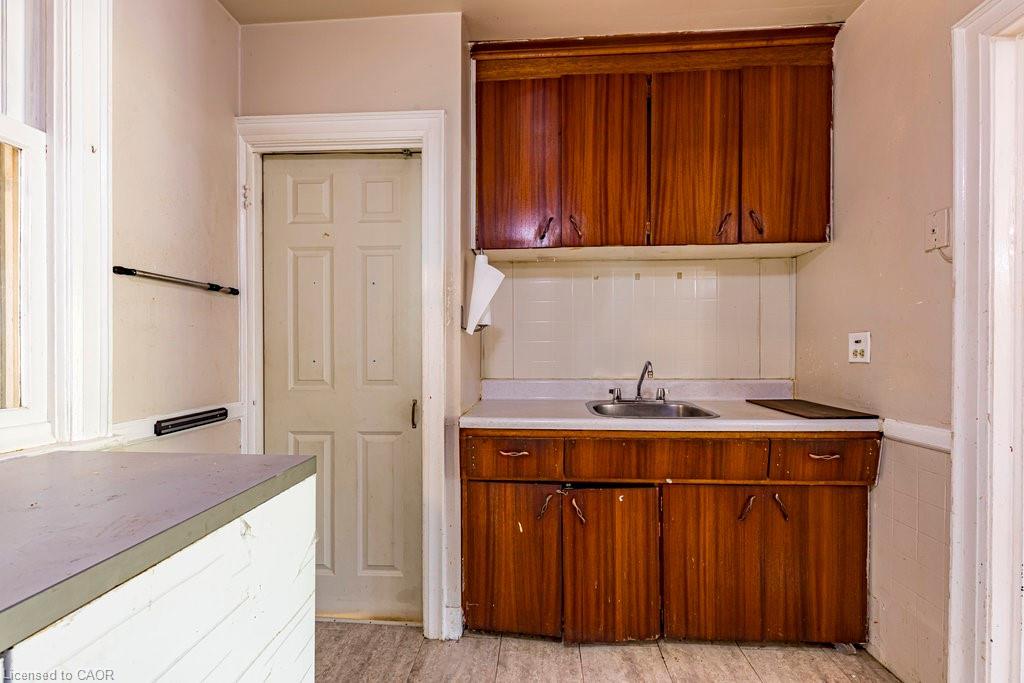 132 Tope Crescent, Hamilton, ON - Indoor Photo Showing Kitchen
