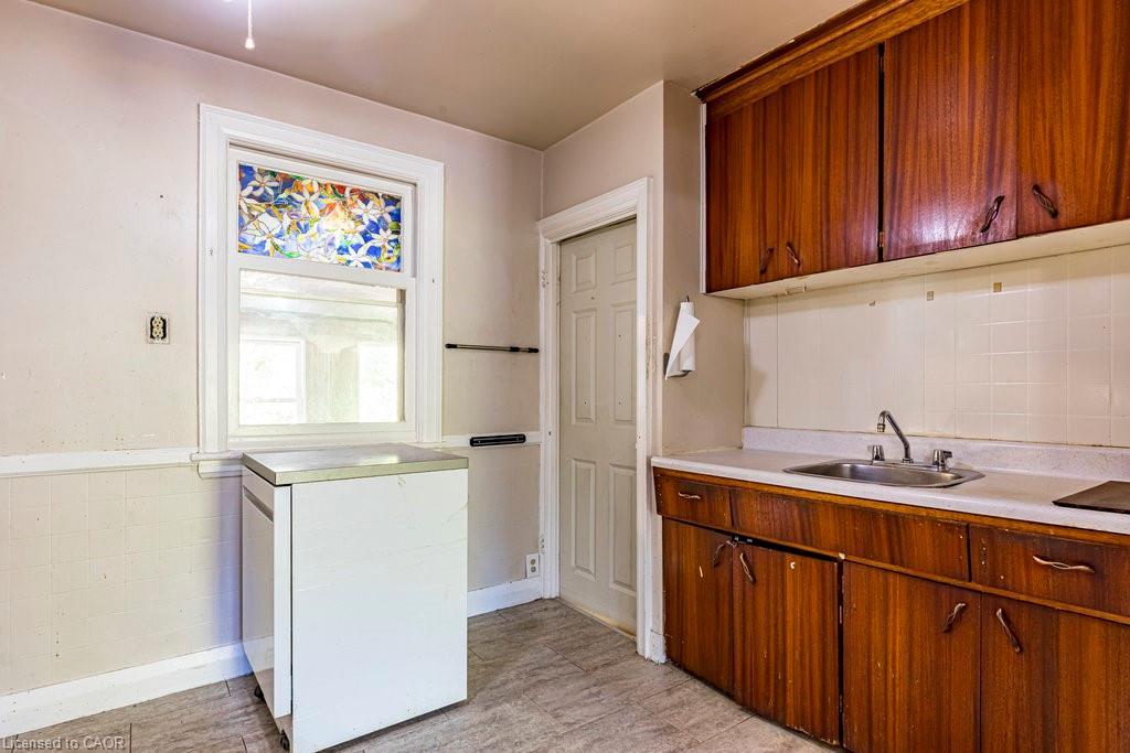 132 Tope Crescent, Hamilton, ON - Indoor Photo Showing Kitchen