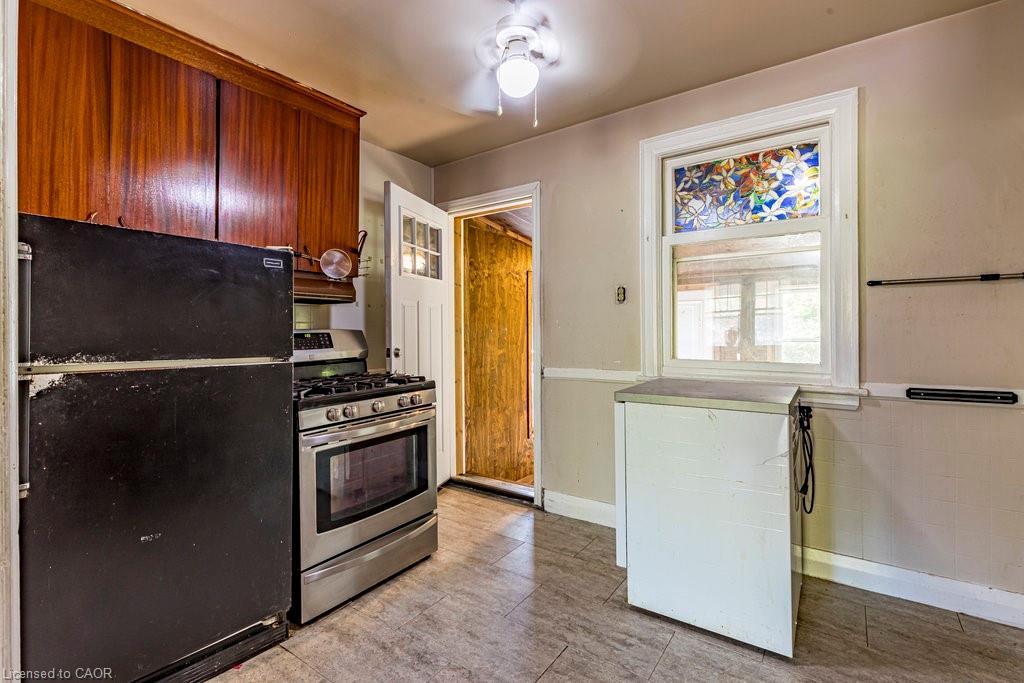132 Tope Crescent, Hamilton, ON - Indoor Photo Showing Kitchen