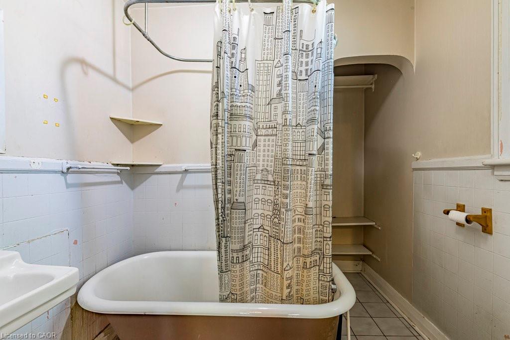 132 Tope Crescent, Hamilton, ON - Indoor Photo Showing Bathroom