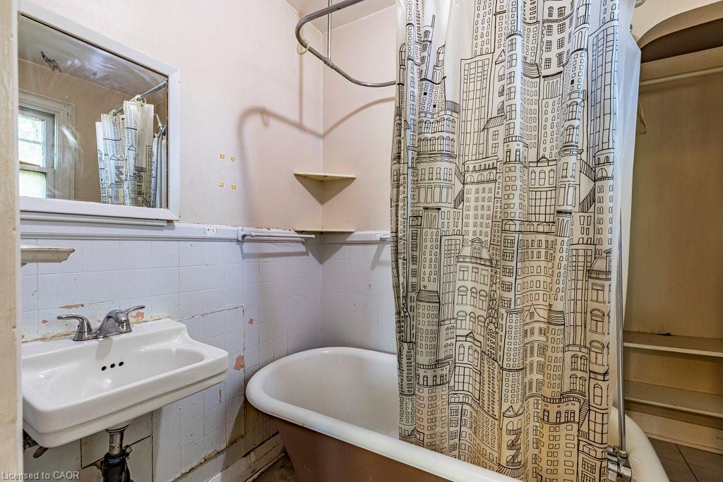 132 Tope Crescent, Hamilton, ON - Indoor Photo Showing Bathroom