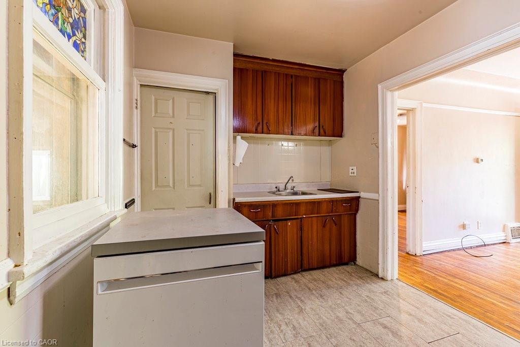 132 Tope Crescent, Hamilton, ON - Indoor Photo Showing Kitchen
