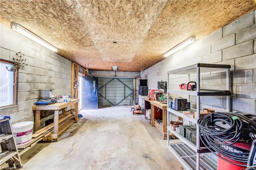 1830 Coronation Boulevard, Cambridge, ON - Indoor Photo Showing Garage