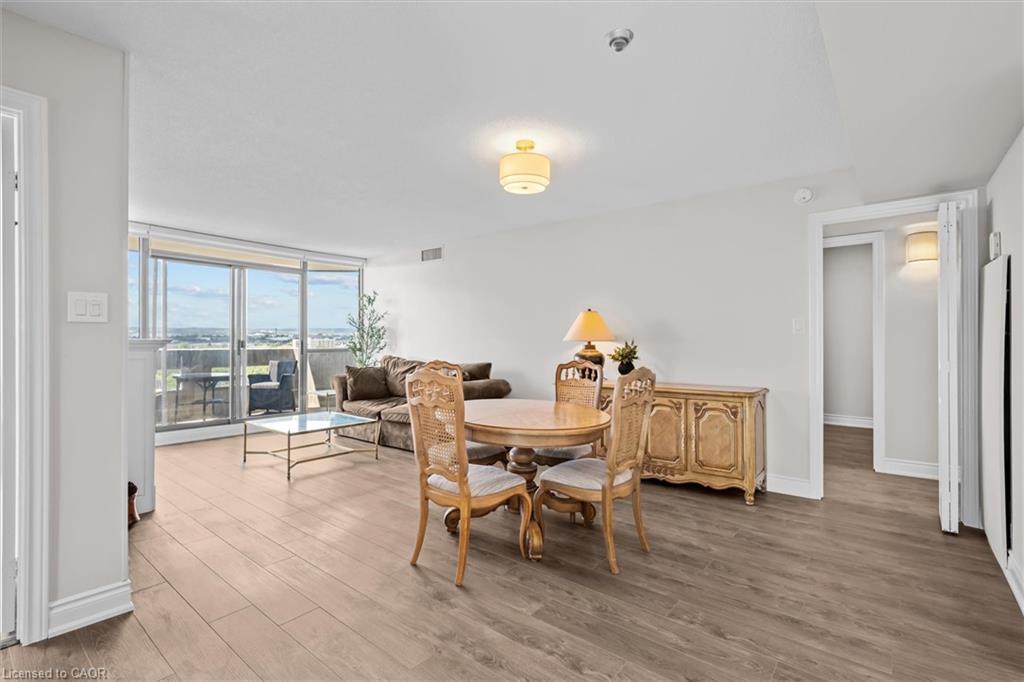 1107-5090 Pinedale Avenue, Burlington, ON - Indoor Photo Showing Dining Room
