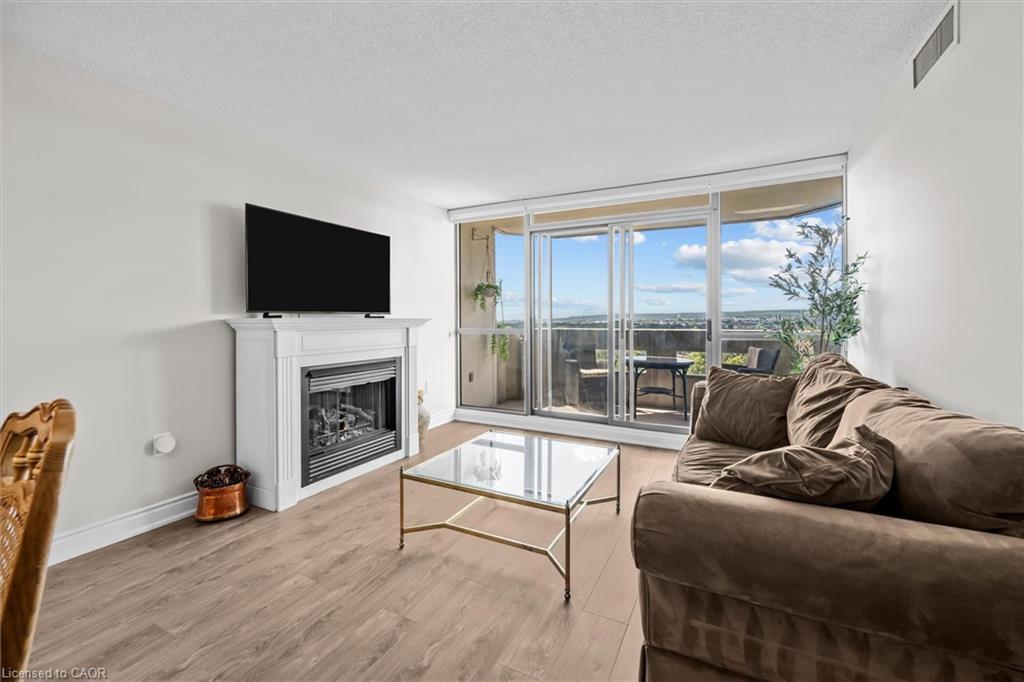 1107-5090 Pinedale Avenue, Burlington, ON - Indoor Photo Showing Living Room With Fireplace
