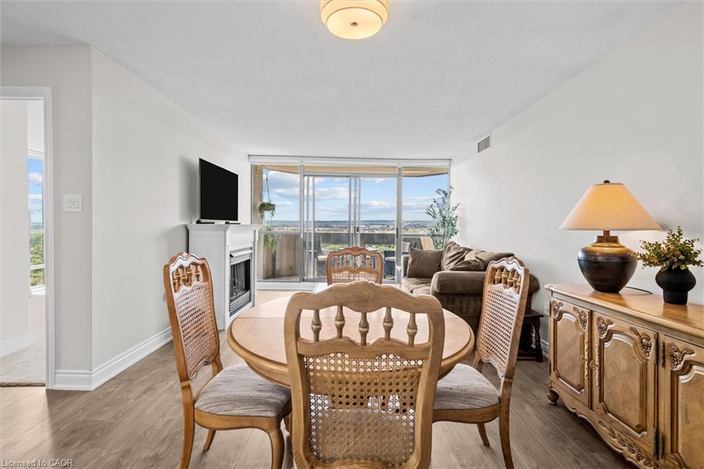 1107-5090 Pinedale Avenue, Burlington, ON - Indoor Photo Showing Dining Room