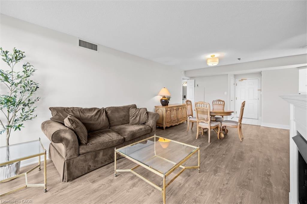 1107-5090 Pinedale Avenue, Burlington, ON - Indoor Photo Showing Living Room