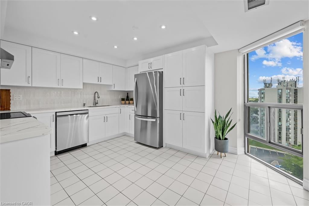 1107-5090 Pinedale Avenue, Burlington, ON - Indoor Photo Showing Kitchen With Stainless Steel Kitchen