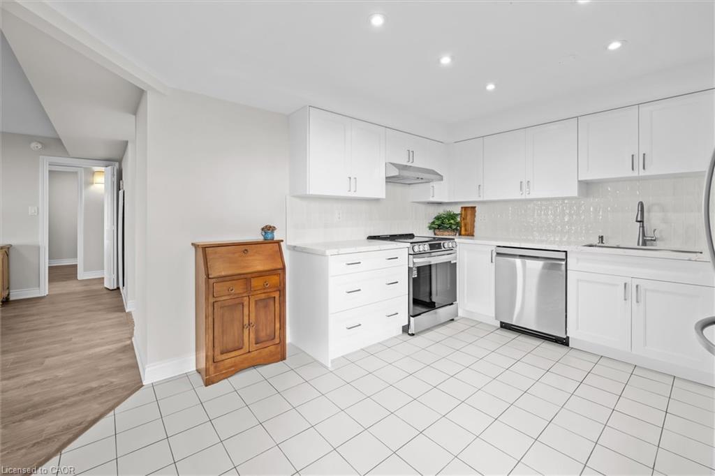 1107-5090 Pinedale Avenue, Burlington, ON - Indoor Photo Showing Kitchen With Stainless Steel Kitchen