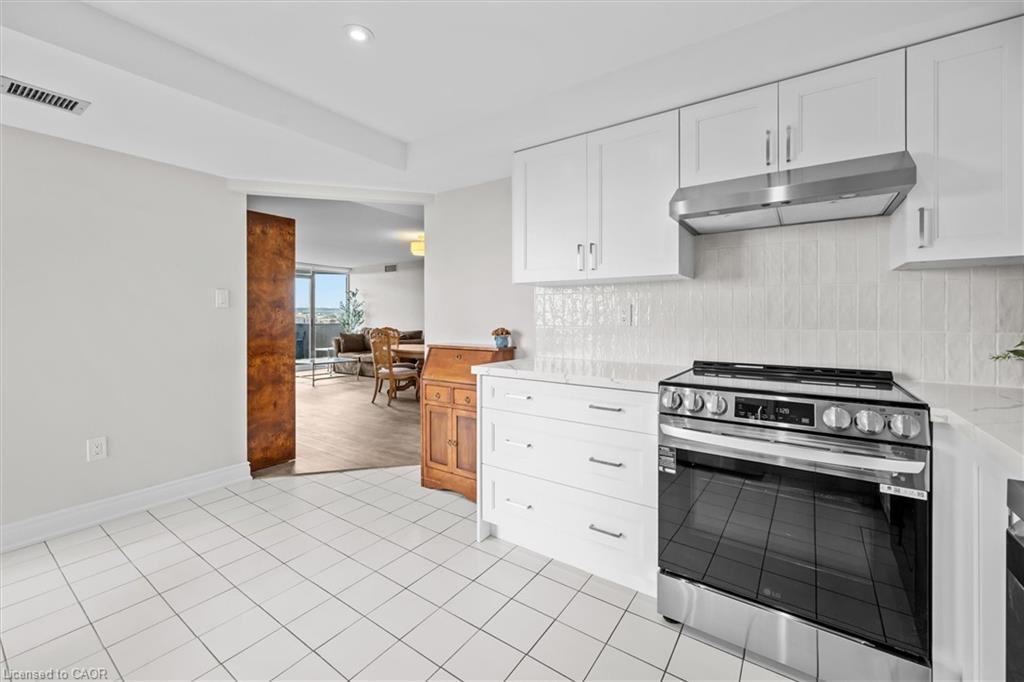 1107-5090 Pinedale Avenue, Burlington, ON - Indoor Photo Showing Kitchen