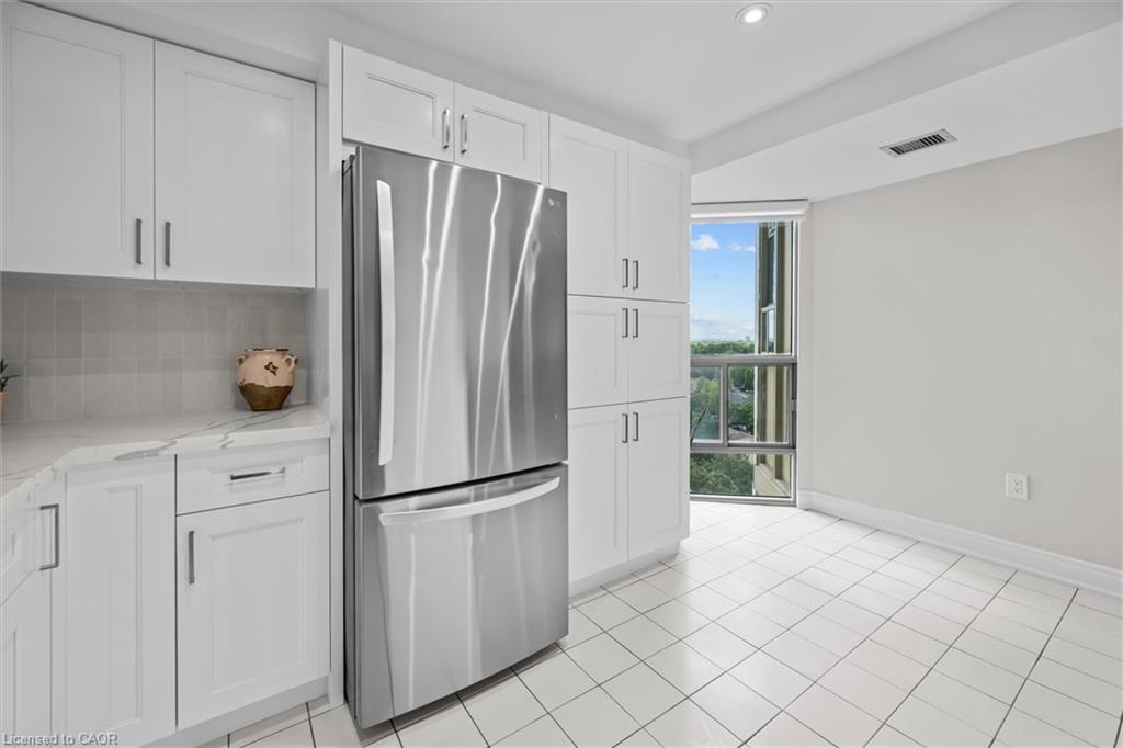 1107-5090 Pinedale Avenue, Burlington, ON - Indoor Photo Showing Kitchen