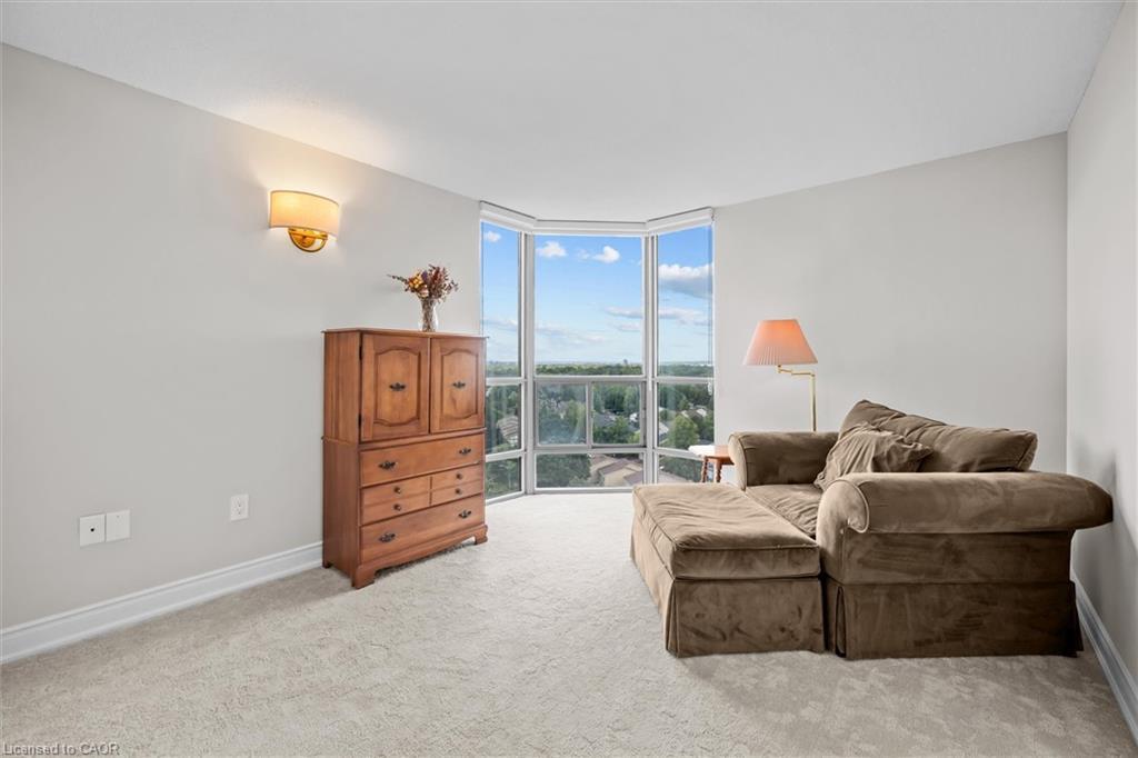 1107-5090 Pinedale Avenue, Burlington, ON - Indoor Photo Showing Living Room