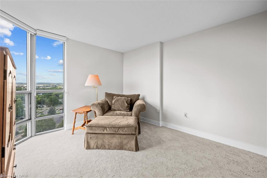 1107-5090 Pinedale Avenue, Burlington, ON - Indoor Photo Showing Living Room