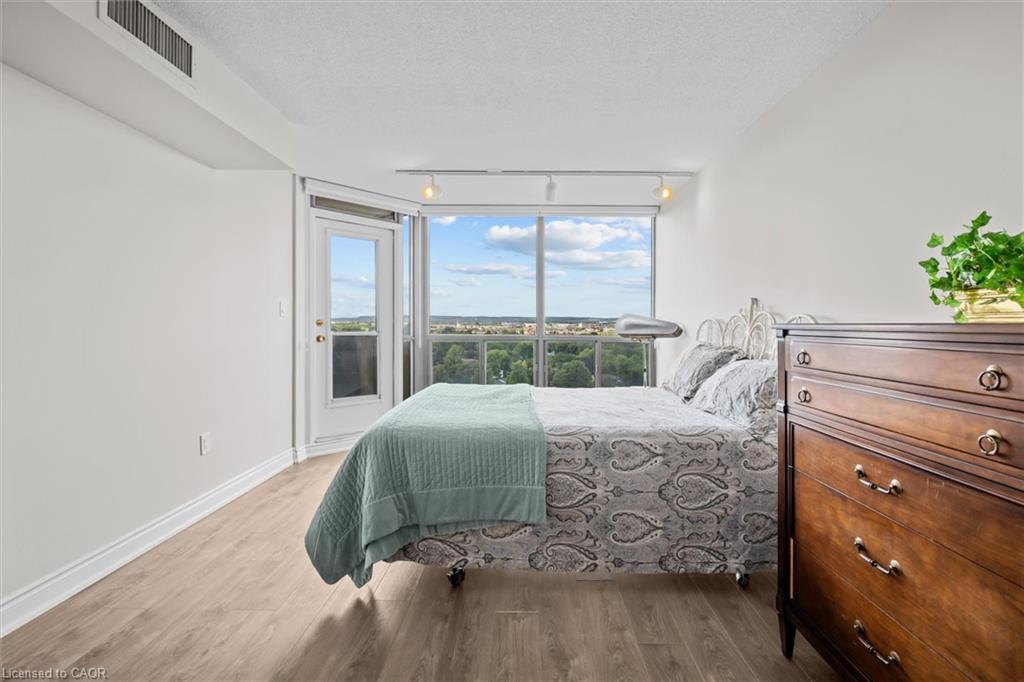1107-5090 Pinedale Avenue, Burlington, ON - Indoor Photo Showing Bedroom
