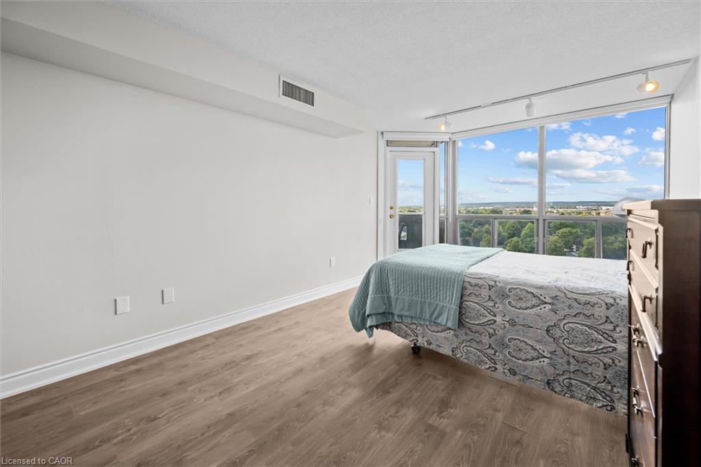 1107-5090 Pinedale Avenue, Burlington, ON - Indoor Photo Showing Bedroom