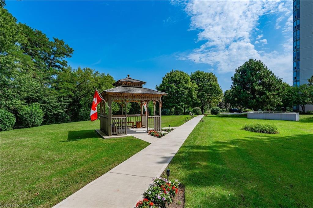 1107-5090 Pinedale Avenue, Burlington, ON - Outdoor With Backyard