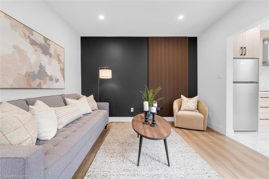 20 Hill Street, Hamilton, ON - Indoor Photo Showing Living Room