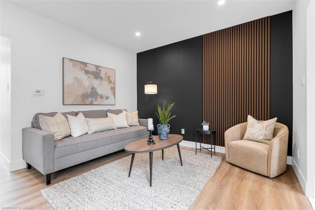 20 Hill Street, Hamilton, ON - Indoor Photo Showing Living Room