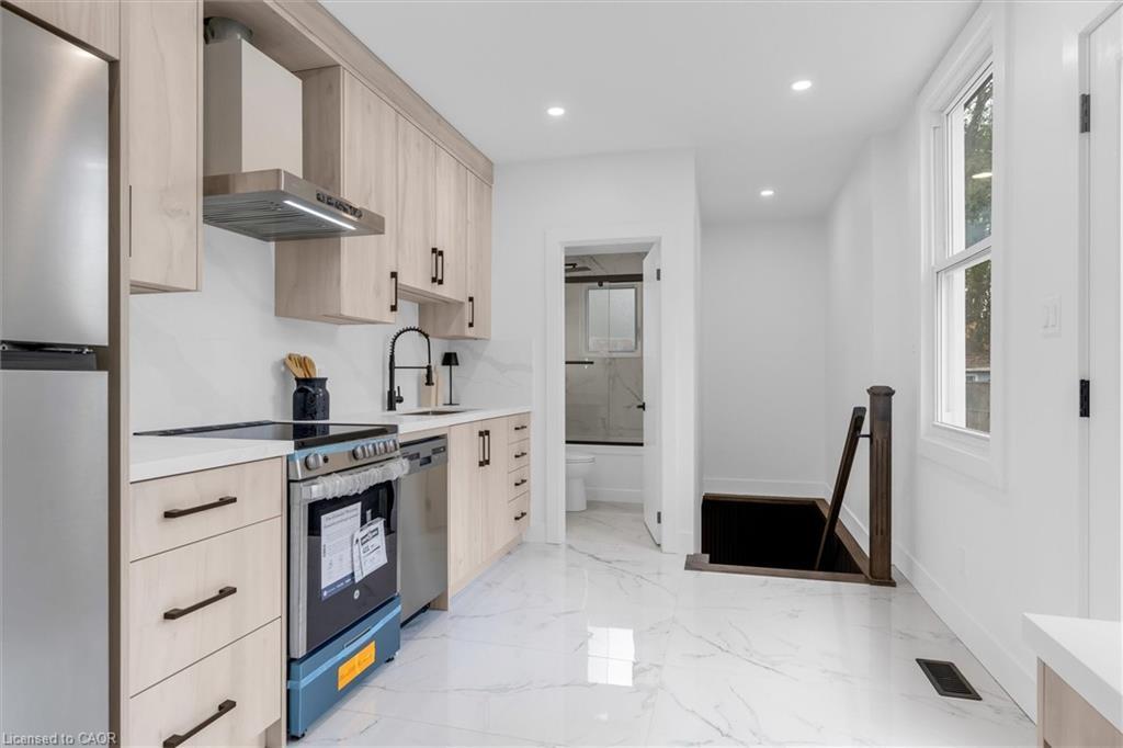 20 Hill Street, Hamilton, ON - Indoor Photo Showing Kitchen With Upgraded Kitchen