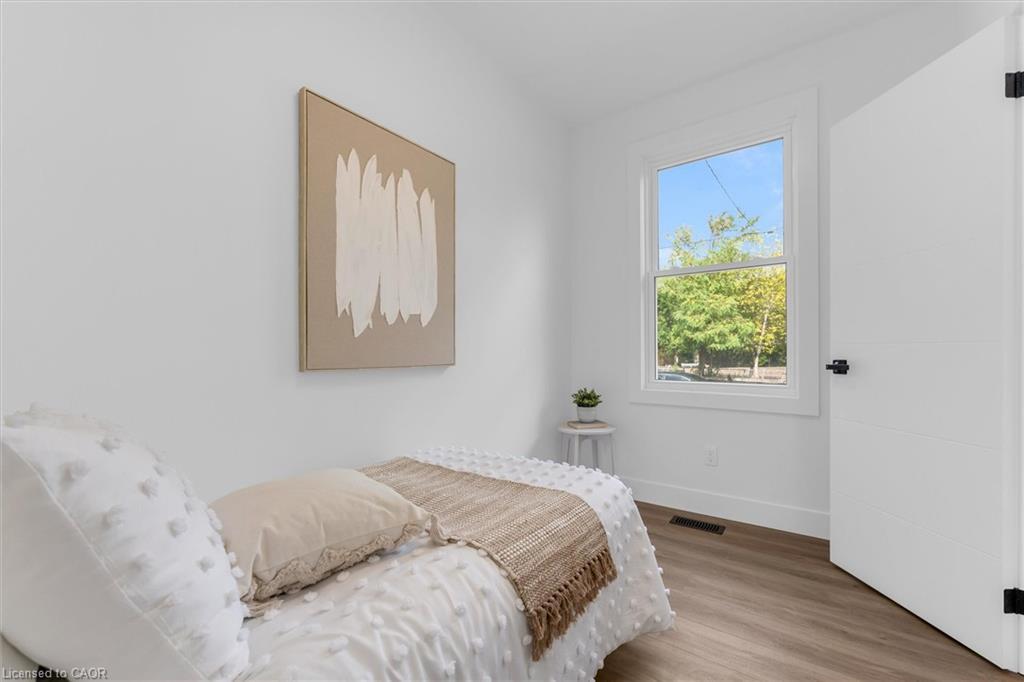 20 Hill Street, Hamilton, ON - Indoor Photo Showing Bedroom