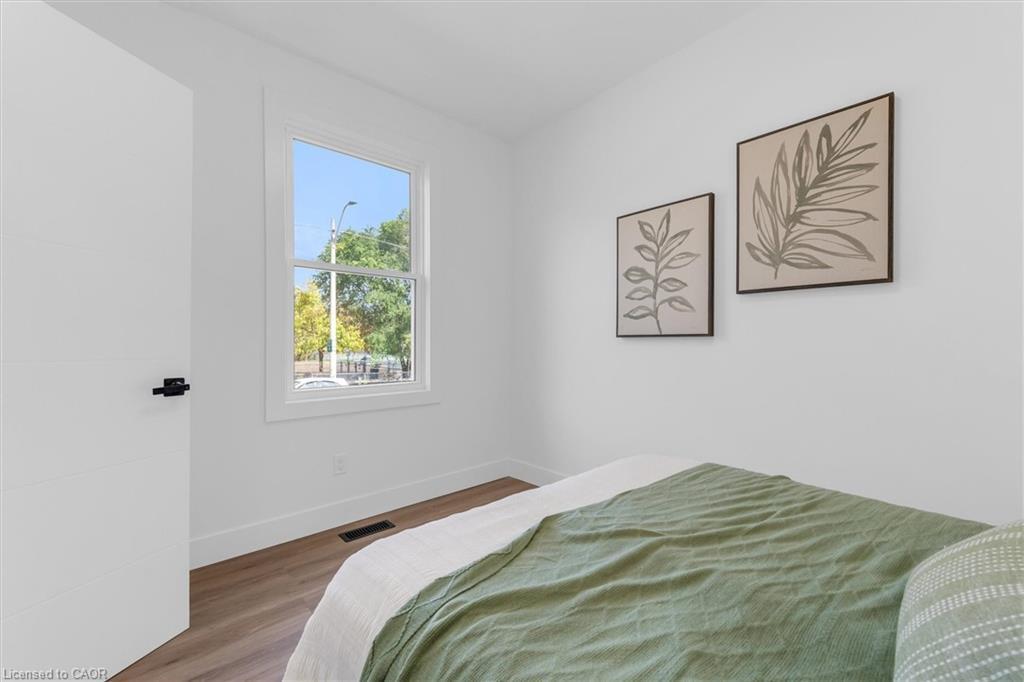 20 Hill Street, Hamilton, ON - Indoor Photo Showing Bedroom