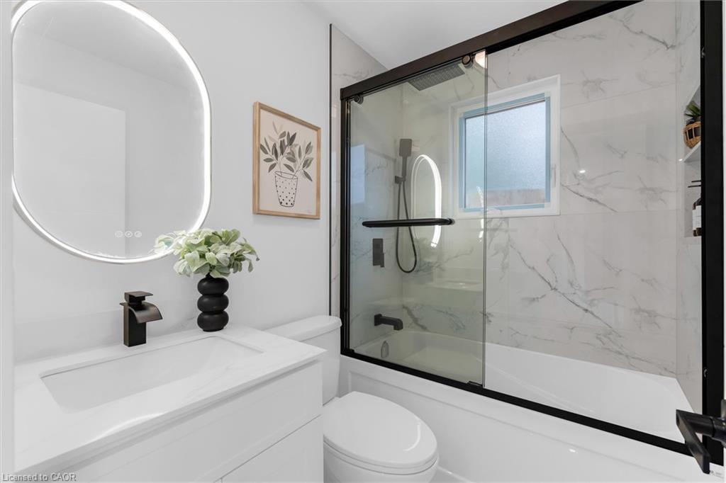 20 Hill Street, Hamilton, ON - Indoor Photo Showing Bathroom