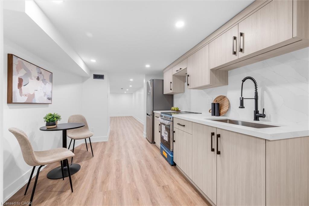 20 Hill Street, Hamilton, ON - Indoor Photo Showing Other Room