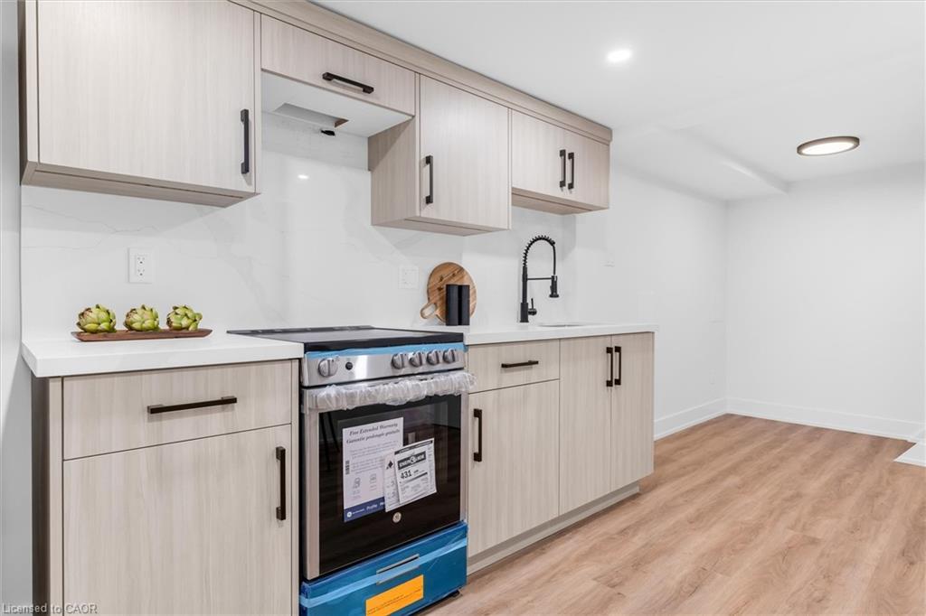 20 Hill Street, Hamilton, ON - Indoor Photo Showing Kitchen