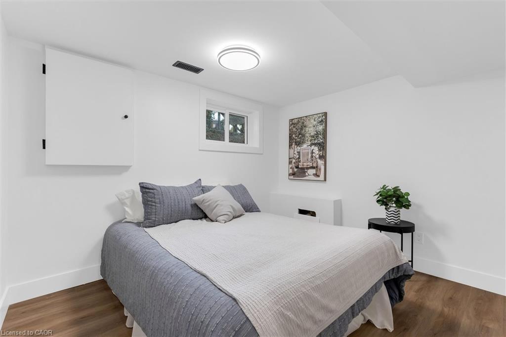 20 Hill Street, Hamilton, ON - Indoor Photo Showing Bedroom