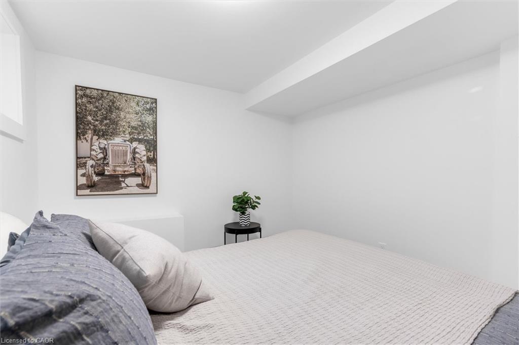 20 Hill Street, Hamilton, ON - Indoor Photo Showing Bedroom