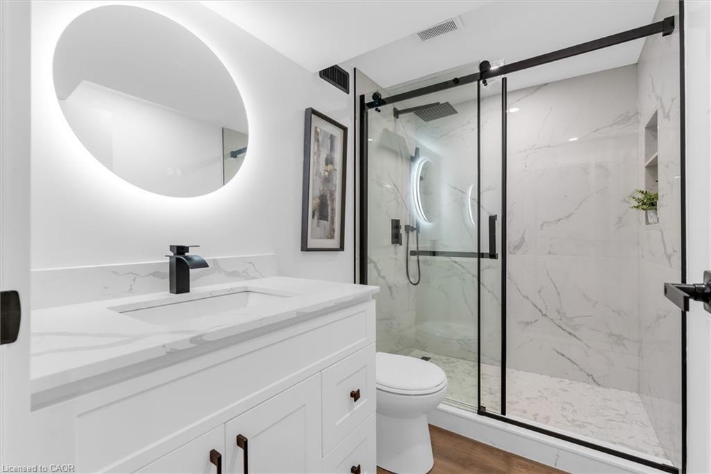 20 Hill Street, Hamilton, ON - Indoor Photo Showing Bathroom