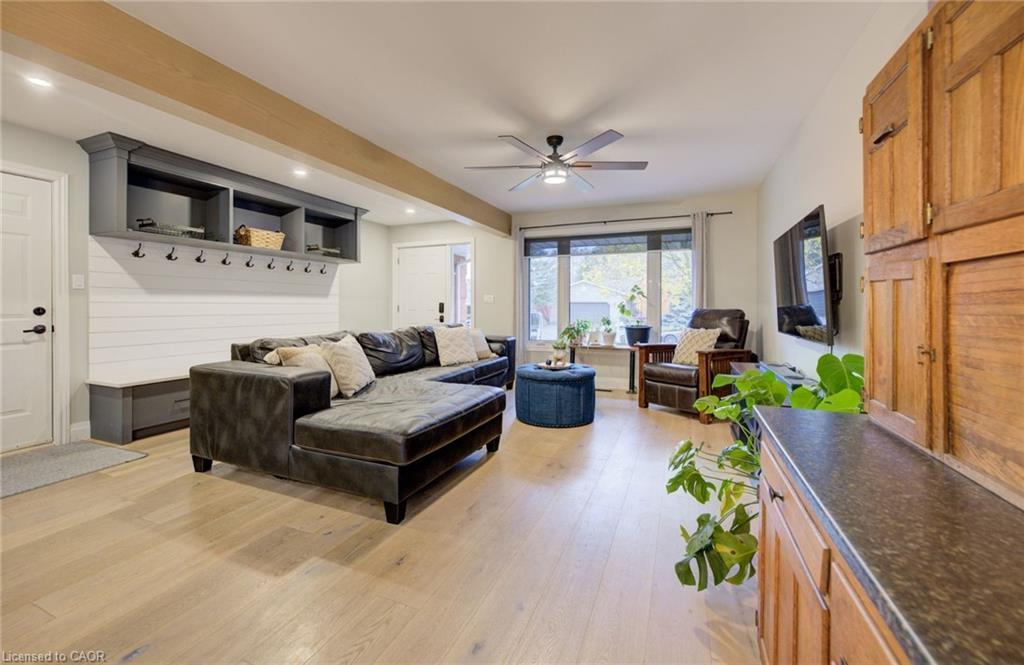 1 Edgewood Court, Wellesley, ON - Indoor Photo Showing Living Room
