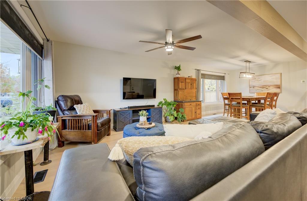 1 Edgewood Court, Wellesley, ON - Indoor Photo Showing Living Room