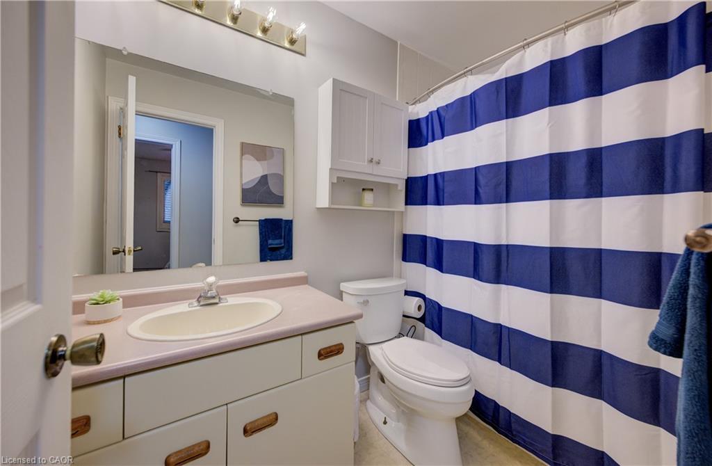 1 Edgewood Court, Wellesley, ON - Indoor Photo Showing Bathroom