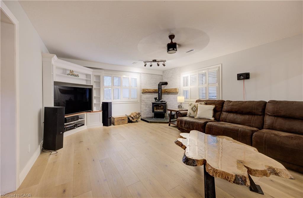 1 Edgewood Court, Wellesley, ON - Indoor Photo Showing Living Room