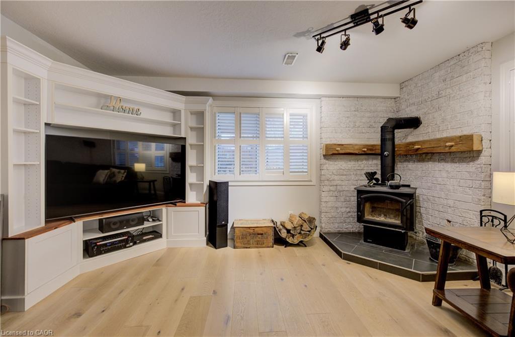 1 Edgewood Court, Wellesley, ON - Indoor Photo Showing Living Room With Fireplace