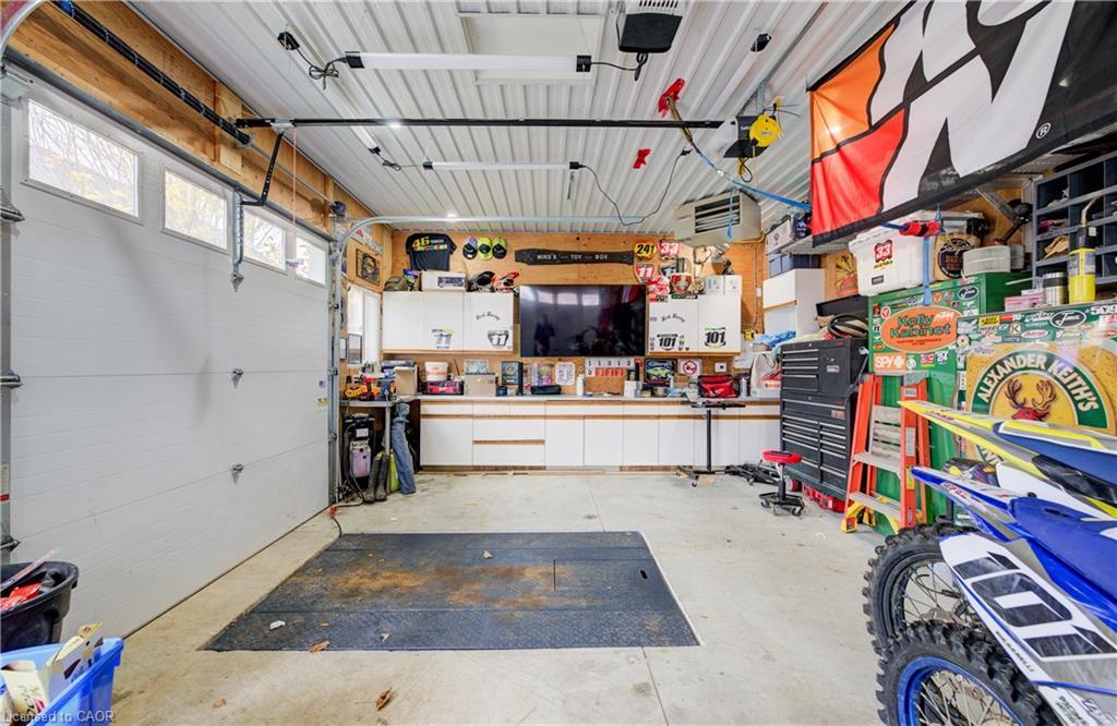 1 Edgewood Court, Wellesley, ON - Indoor Photo Showing Garage