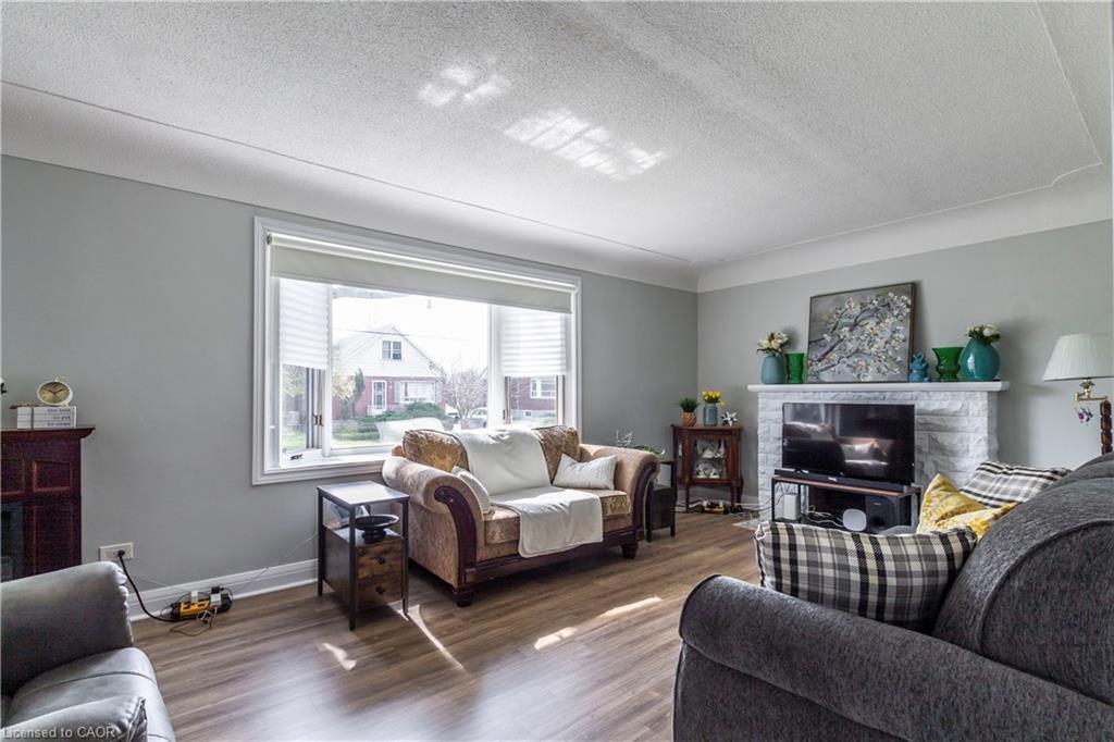 20 West 1St Street, Hamilton, ON - Indoor Photo Showing Living Room