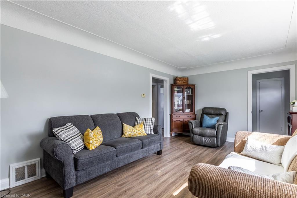 20 West 1St Street, Hamilton, ON - Indoor Photo Showing Living Room