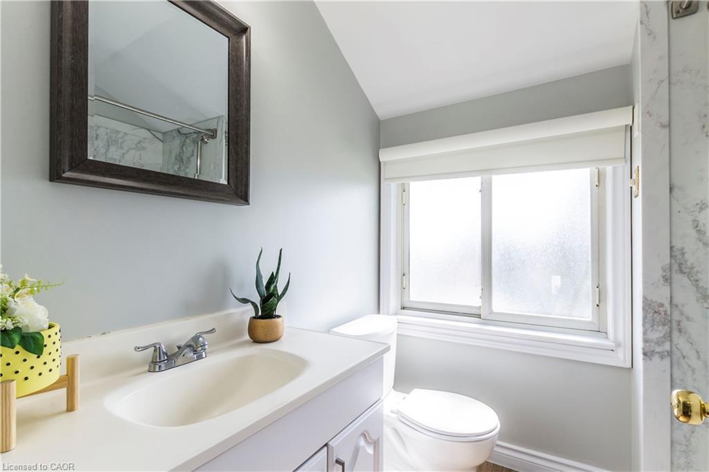 20 West 1St Street, Hamilton, ON - Indoor Photo Showing Bathroom