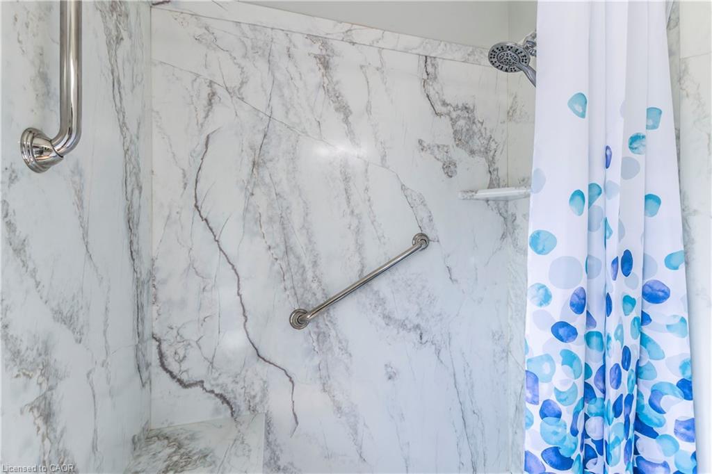 20 West 1St Street, Hamilton, ON - Indoor Photo Showing Bathroom