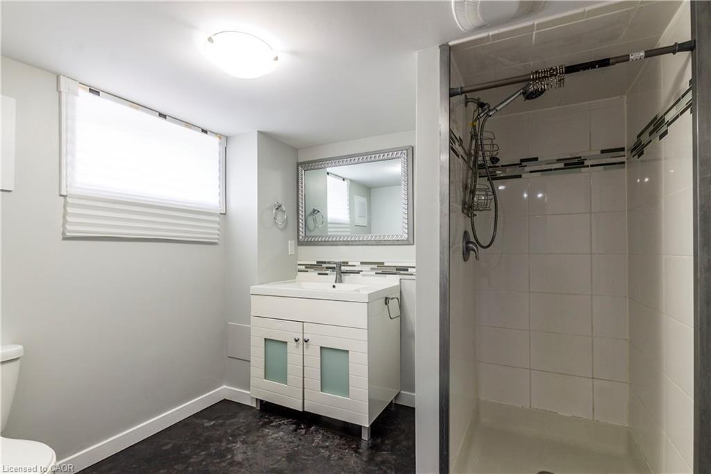 20 West 1St Street, Hamilton, ON - Indoor Photo Showing Bathroom